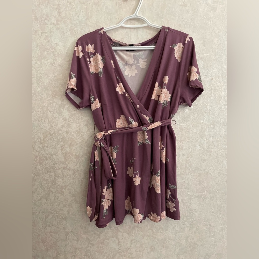 Torrid women's 0X short sleeve purple v neck floral top